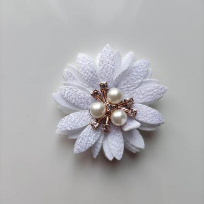 Fleur tissu trio de perle et strass 50mm blanc