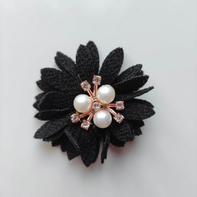 Fleur tissu trio de perle et strass 50mm noir