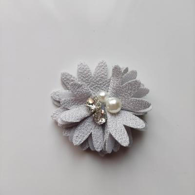 Fleur tissu crépé perle et strass 50mm gris
