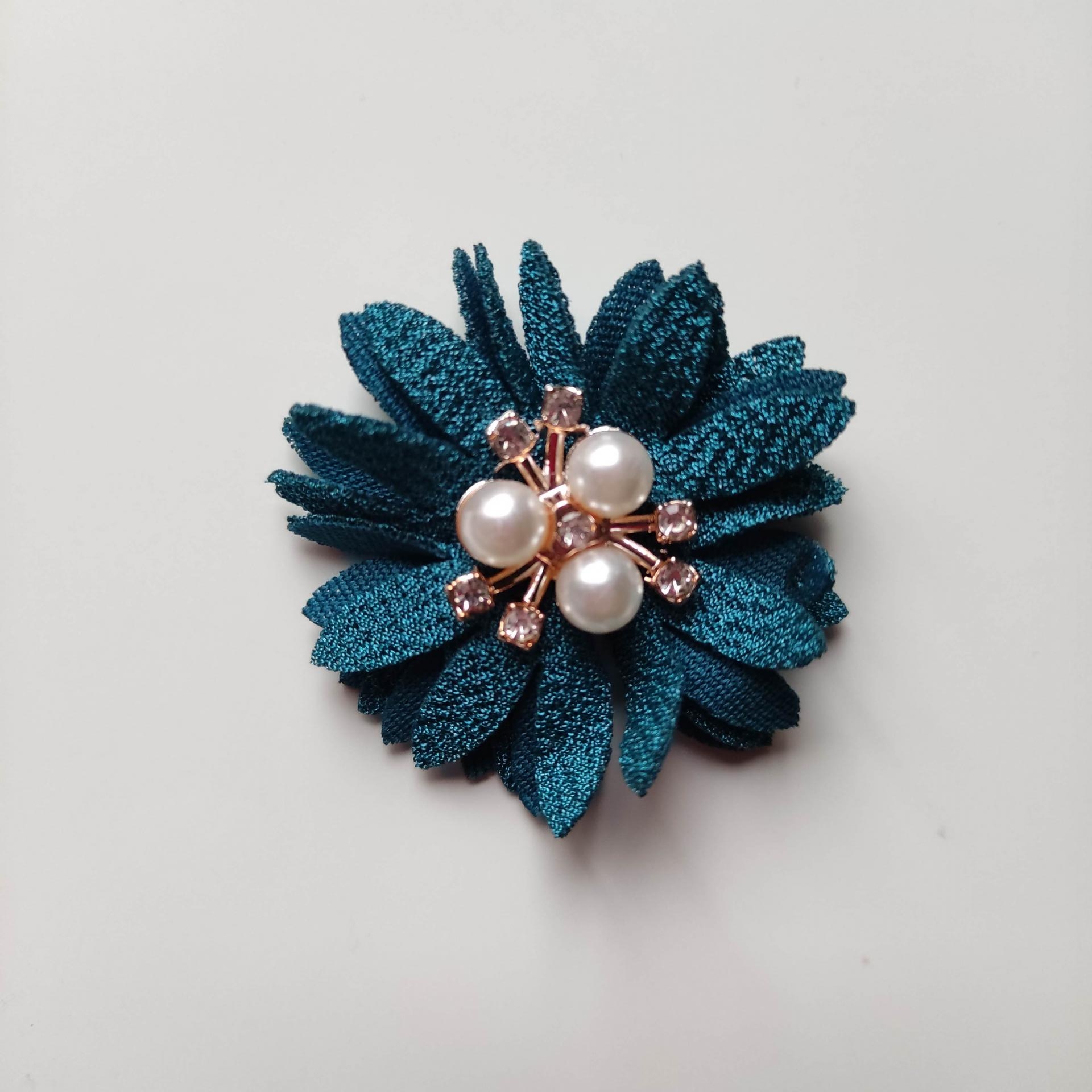 Fleurs De Broche De Paillettes Bleues Blanches De Perles Et Des