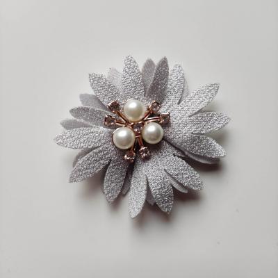 Fleur tissu trio de perle et strass 50mm gris