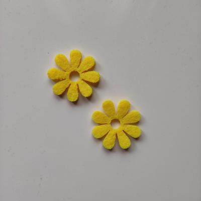 lot de 2 fleurs en feutrine  30 mm jaune