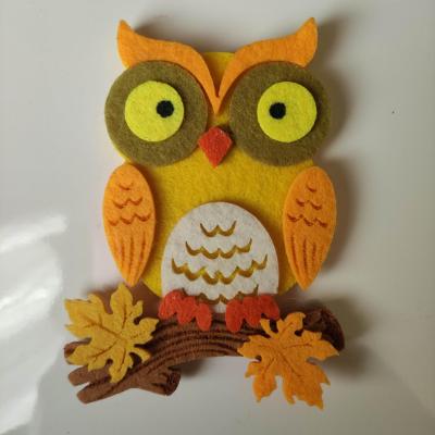 hibou chouette  en feutrine jaune et marron    8*10cm