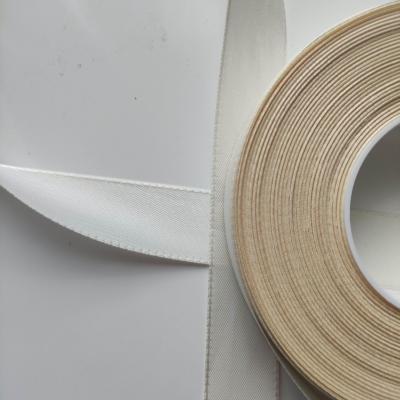 un mètre de ruban polyester ivoire   25mm (2)