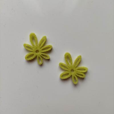 lot de 2 fleurs   en feutrine  30 mm vert clair (1)