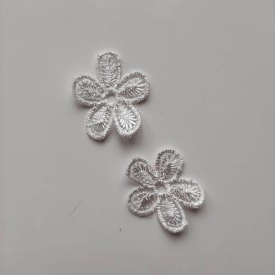 Lot de 2 fleurs en dentelle  30mm blanc