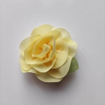 Fleur en mousseline avec feuille  50mm jaune pale
