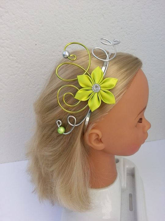 serre tête femme ou enfant fil aluminium et fleur de satin vert anis et  argent