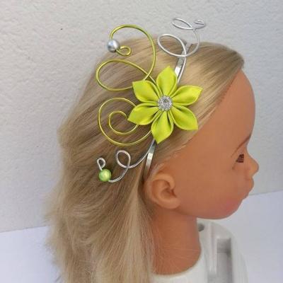 serre tête femme ou enfant fil aluminium et  fleur de satin vert anis et argent