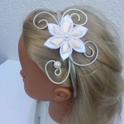 serre tête femme ou enfant fil aluminium et  fleur de satin blanc et ivoire