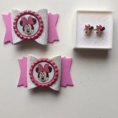 MINN007 Lot de 2 barrettes et clous d'oreilles  noeuds blanc et rose  minnie