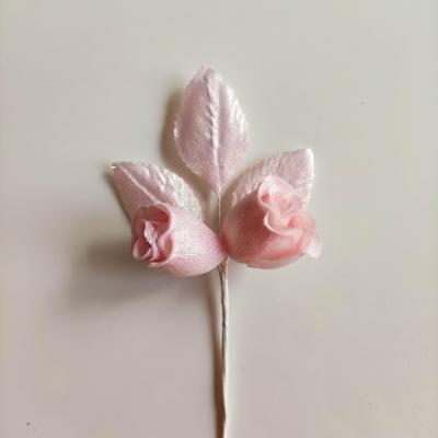 bouquet sur tige triple feuilles et double rose rose irisé idéal boutonniere