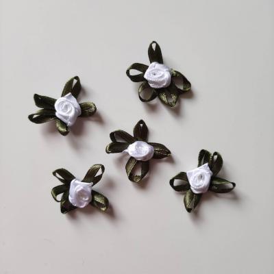 lot de 5 fleurs satin blanche et vertes 30mm