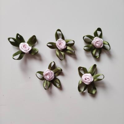 lot de 5 fleurs satin rose et vertes 30mm