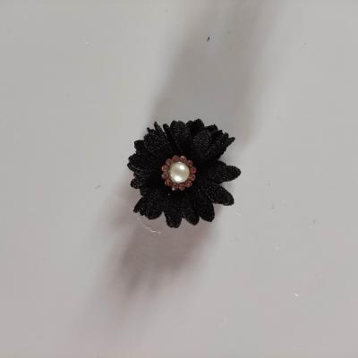 petite fleur en tissu 25mm avec centre perle strass noir
