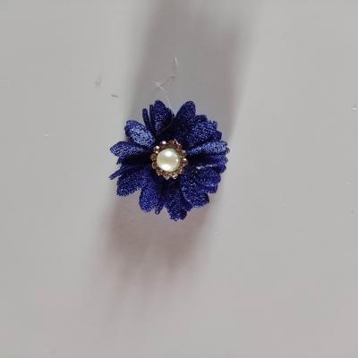 petite fleur en tissu 25mm avec centre perle strass bleu roi royal