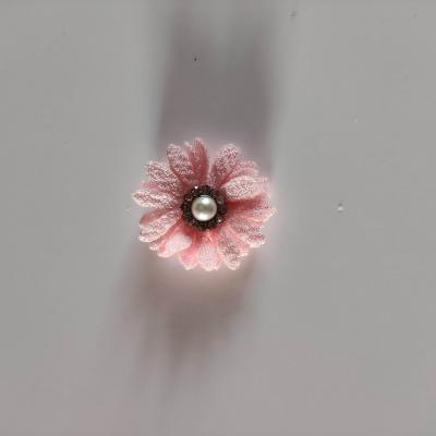 petite fleur en tissu 25mm avec centre perle strass rose pale