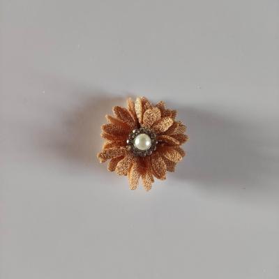petite fleur en tissu 25mm avec centre perle strass beige
