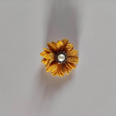 petite fleur en tissu 25mm avec centre perle strass jaune moutarde