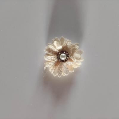 petite fleur en tissu 25mm avec centre perle strass ivoire