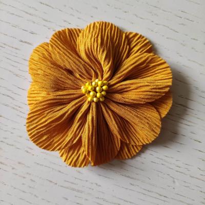 fleur tissu plissé et pistils 80mm jaune moutarde