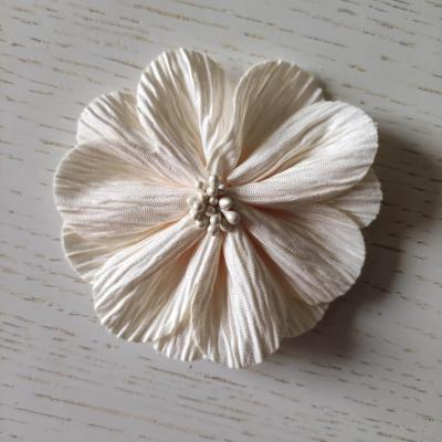 fleur tissu plissé et pistil 80mm ivoire