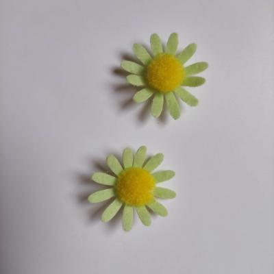 lot de 2 fleurs  marguerite en feutrine et pompon 4cm verte