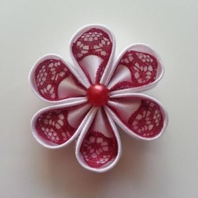 Fleur satin blanche et dentelle bordeaux 5cm ronde