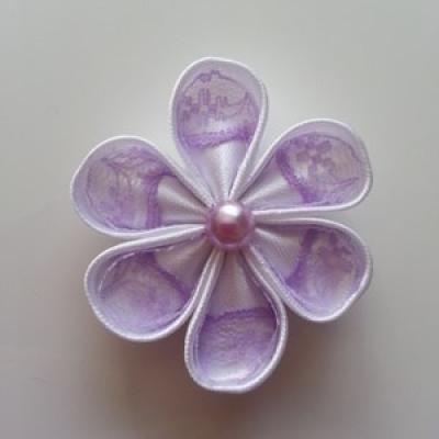 Fleur satin blanche et dentelle mauve 5cm ronde