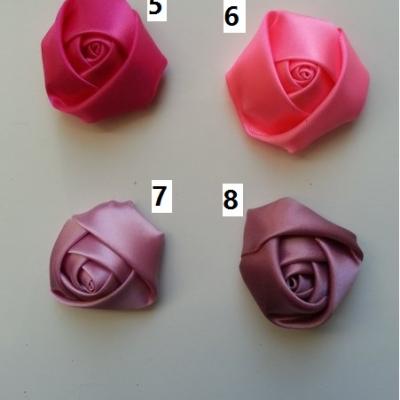 Fleur de satin bouton de rose dans les tons rose numéro 7