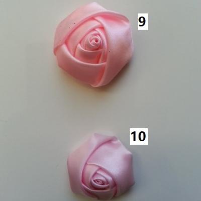 Fleur de satin bouton de rose dans les tons rose numéro 9