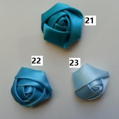 Fleur de satin bouton de rose dans les tons bleu numéro 22