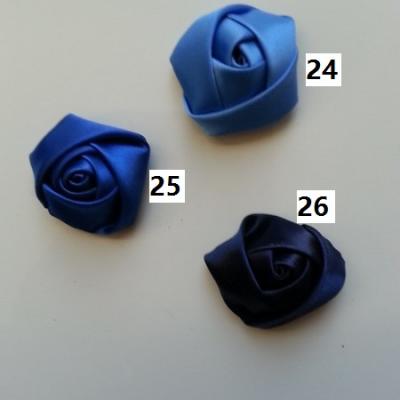 Fleur de satin bouton de rose dans les tons bleu numéro 25