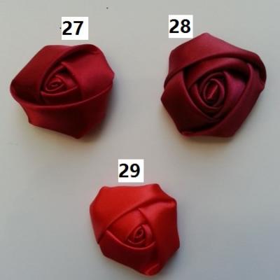 Fleur de satin bouton de rose dans les tons rouge bordeaux  numéro 29