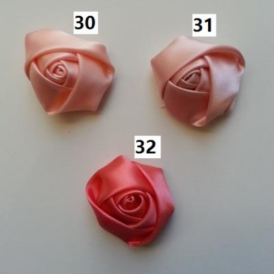 Fleur de satin bouton de rose dans les tons pêche  numéro 31