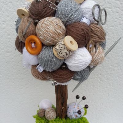 Arbre crochet, tricot, couture beige, gris et marron