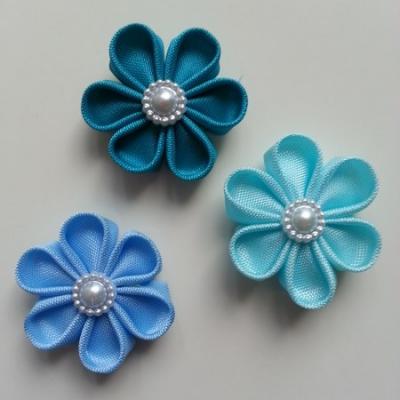 lot de 3 fleurs  en tissu 4cm bleu ciel pétales ronds