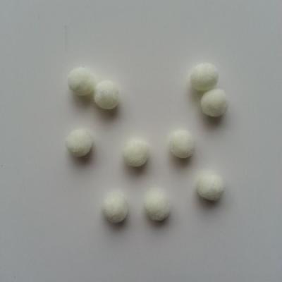 Lot de 10 petits pompons  8mm ivoire