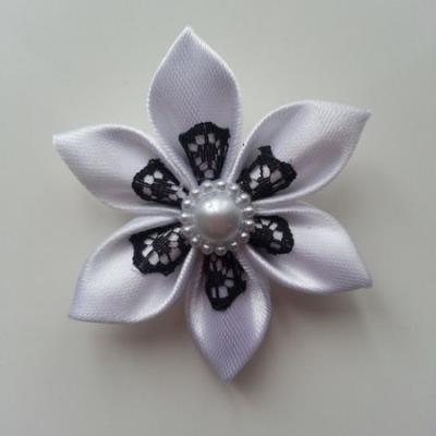 Fleur satin blanche et dentelle noire 5cm