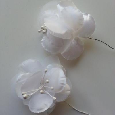 lot de 2 fleurs en tissu blanc 45mm sur tige avec pistils