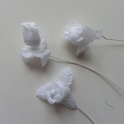 Lot de 3 roses et feuilles en tissu  sur tige blanc