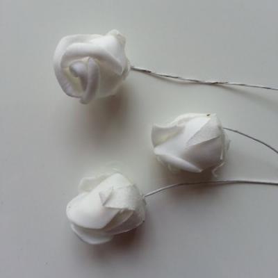 Lot de 3 roses 2 à 2.5cm en mousse  sur tige blanc