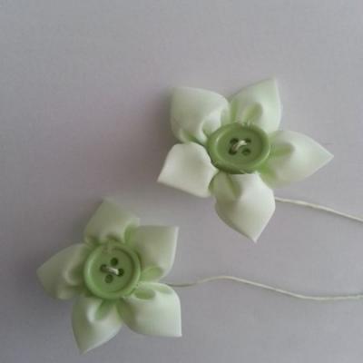 lot de 2 fleurs en tissu centre bouton vert  sur tige 50mm