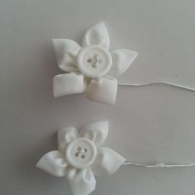 lot de 2 fleurs en tissu centre bouton blanc  sur tige 50mm