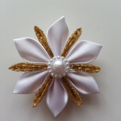 fleur de satin blanc et tissu or 5cm petales pointus