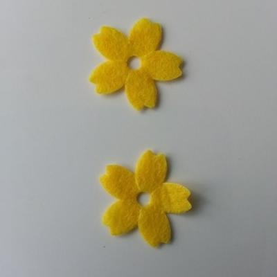 Lot de 2 fleurs en feutrine   25mm jaune