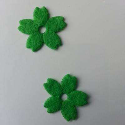 Lot de 2 fleurs en feutrine   25mm vert