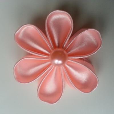 Fleur satin unie pêche 5cm pétales ronds