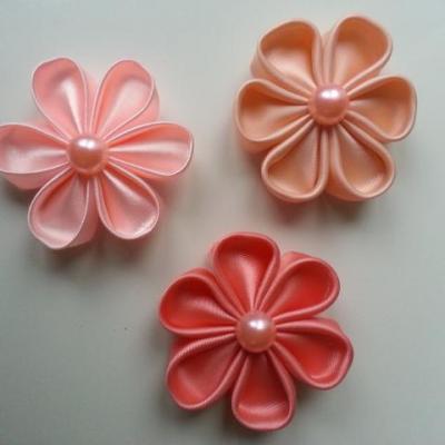 lot de 3 fleurs de  satin   5cm pétales ronds dans les tons pêche