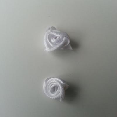 Lot de 2  minis roses en satin 10 à 15mm blanc